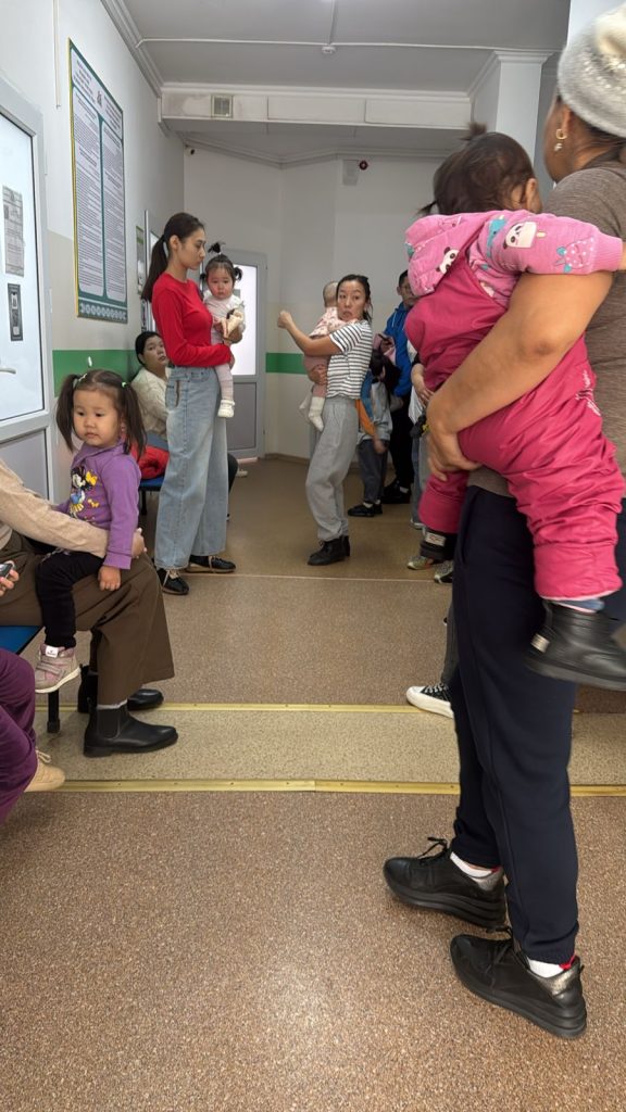 Родители с детьми на профилактическом осмотре в ЦСЗ Юго-восток